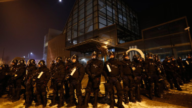Polițiștii maghiari păzesc sediul televiziunii publice din Budapesta. Foto: Guliver/GettyImages