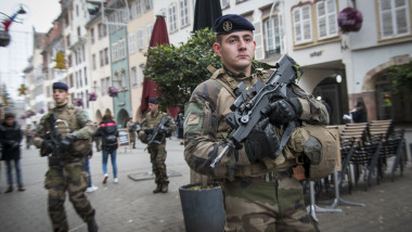 Militari patrulează în apropiere de târgul de Crăciun din Strasbourg, unde cinci oameni au fost uciși. Foto: Guliver/GettyImages
