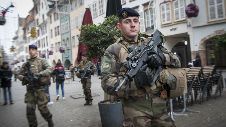Militari patrulează în apropiere de târgul de Crăciun din Strasbourg, unde cinci oameni au fost uciși. Foto: Guliver/GettyImages