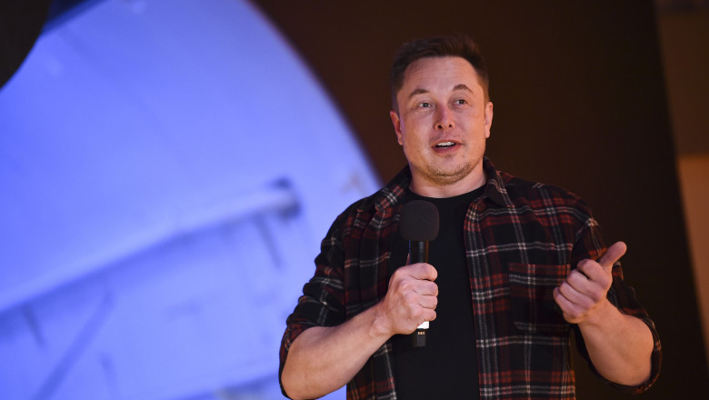 Elon Musk gesticuland