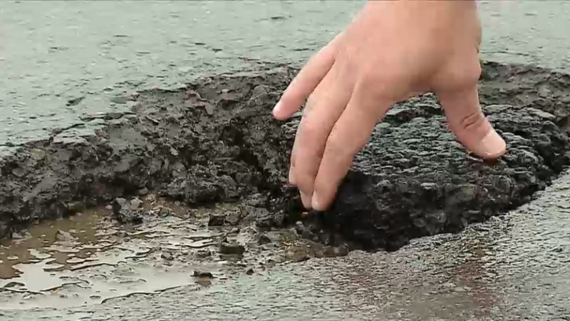 asfalt desprins cu mana