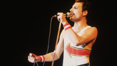 Freddie Mercury la microfon