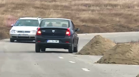 VIDEO | Inedit si probabil unic: materialul antiderapant, depozitat preventiv pe drum