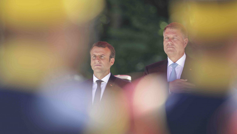 Klaus Iohannis si Emmanuel Macron, ascultand imnul.