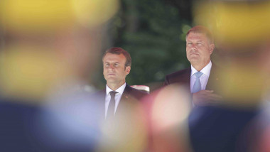 Klaus Iohannis si Emmanuel Macron, ascultand imnul.