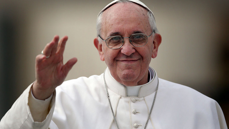 Papa Francisc face un semn cu mana. In 2019 vine în Bulgaria
