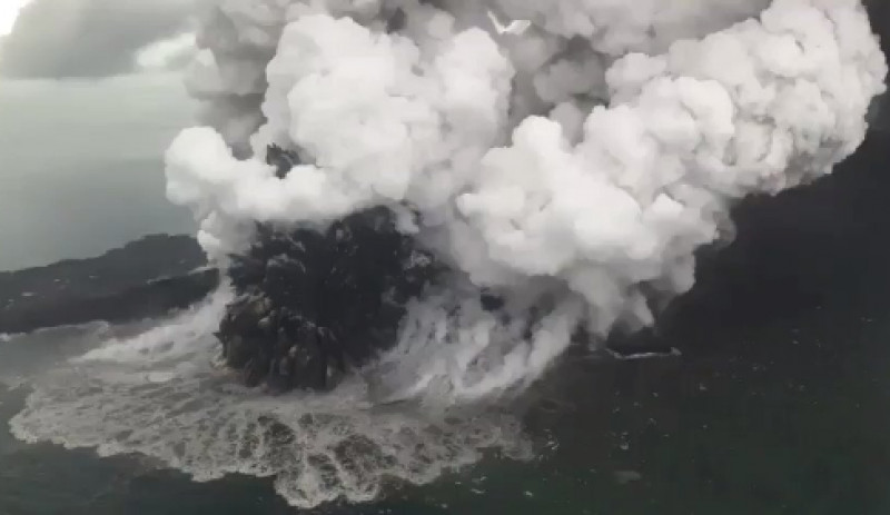 eruptie-vulcan-Anak-Krakatoa
