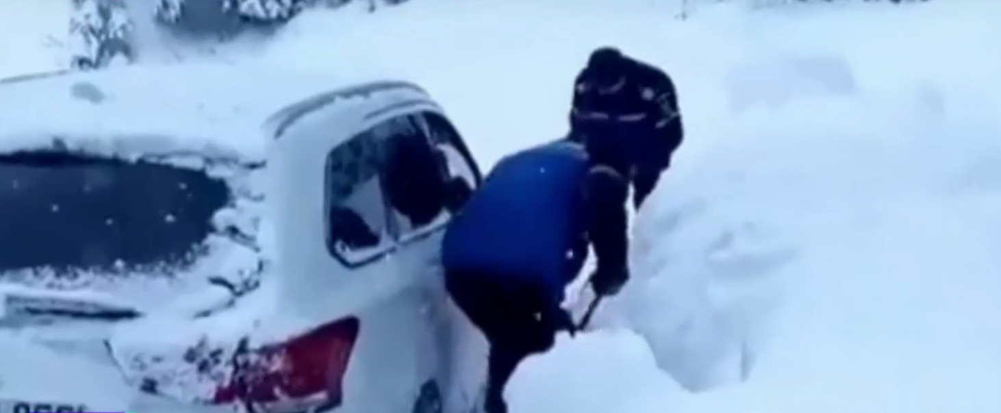 Mașini blocate pe drumuri acoperite cu zăpadă și gheață în Dâmbovița. Zeci de turiști au fost ajutați de jandarmi