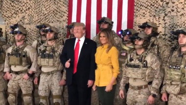 Donald Trump a efectuat o vizită neașteptată la o bază militară din Irak