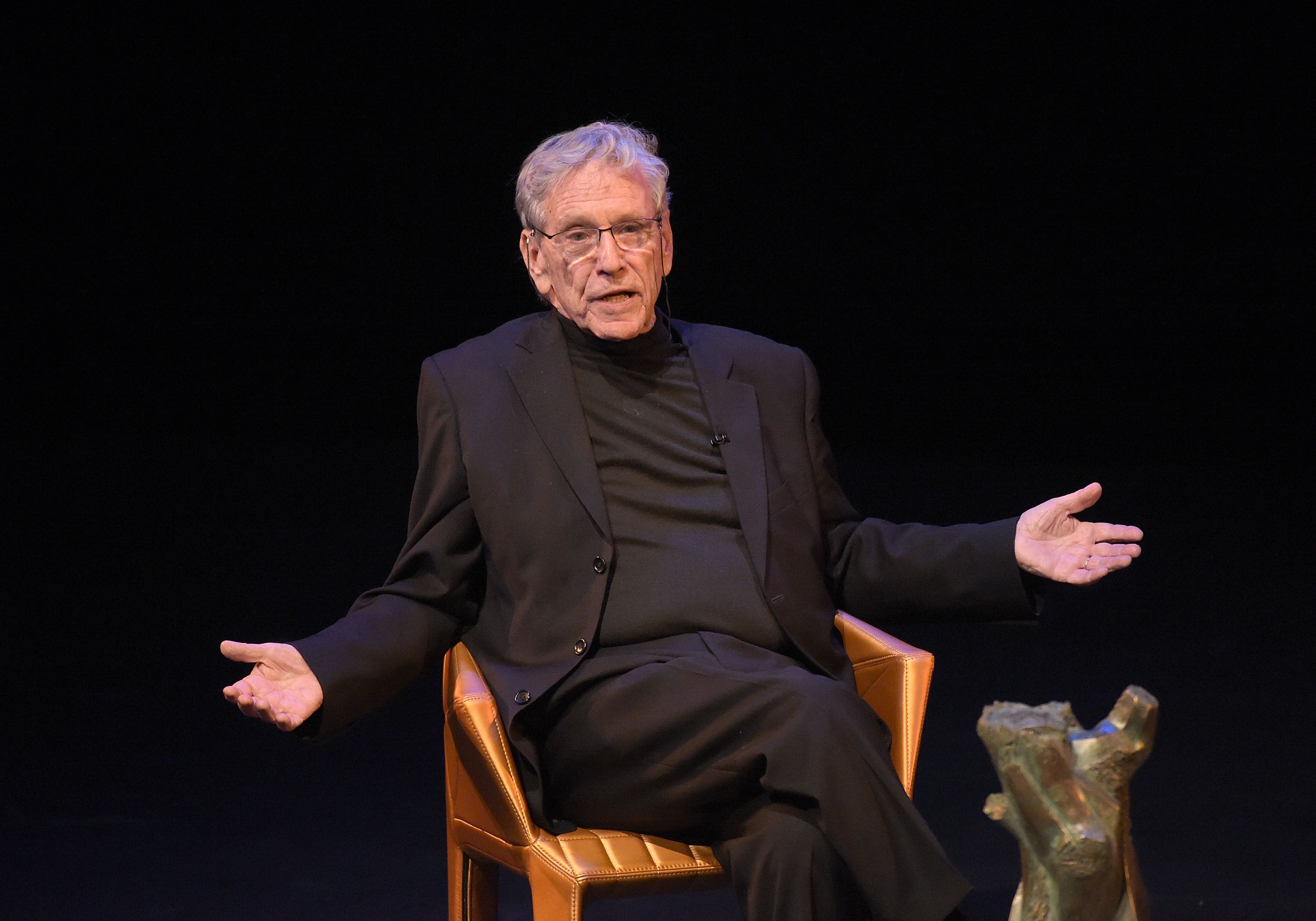 Scandal în familia scriitorului Amos Oz. Una dintre fiice îl acuză de „abuz sadic”, ceilalți membri îi iau apărarea