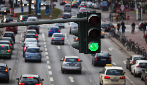 trafic oras semafor verde shutterstock_239022202