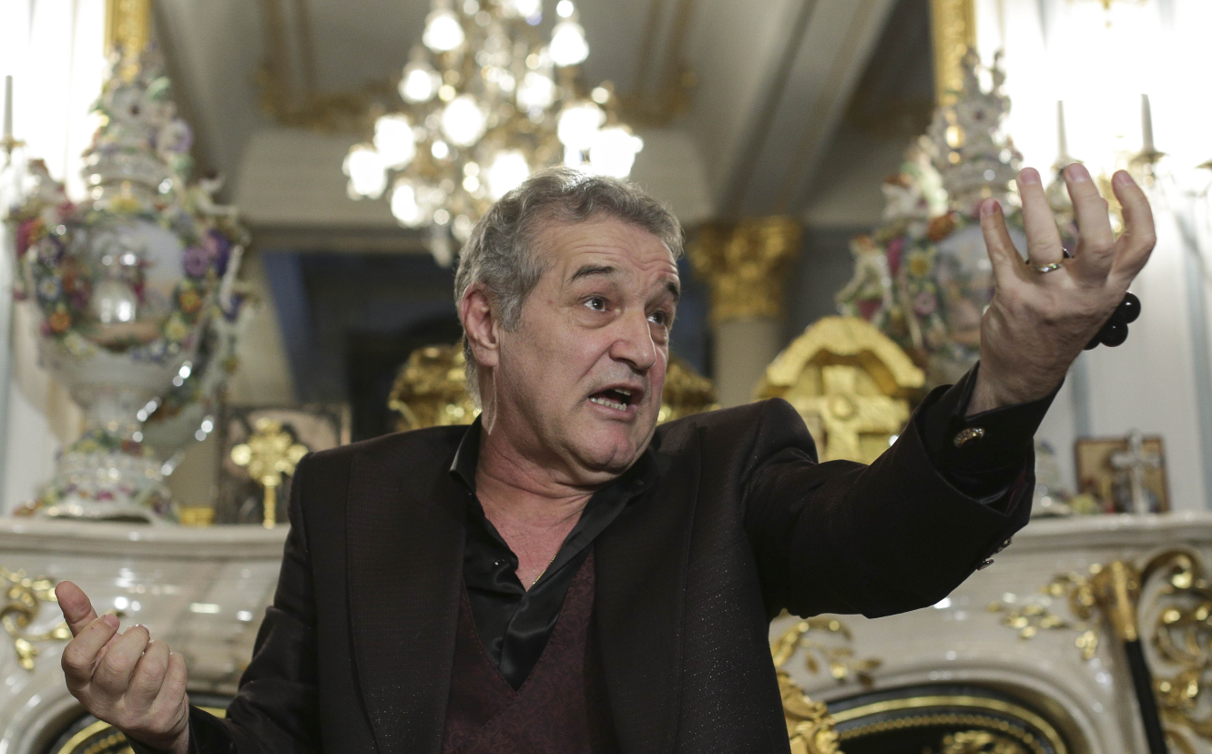 Gigi Becali a rămas fără permis după ce a fost prins conducând cu viteză în localitate. Polițiștii i-au dat și amendă