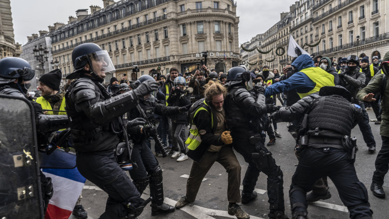 sin second hand trembling Imagini dramatice de la protestul Vestelor Galbene. Trei polițiști, aproape  să fie linșați | Digi24