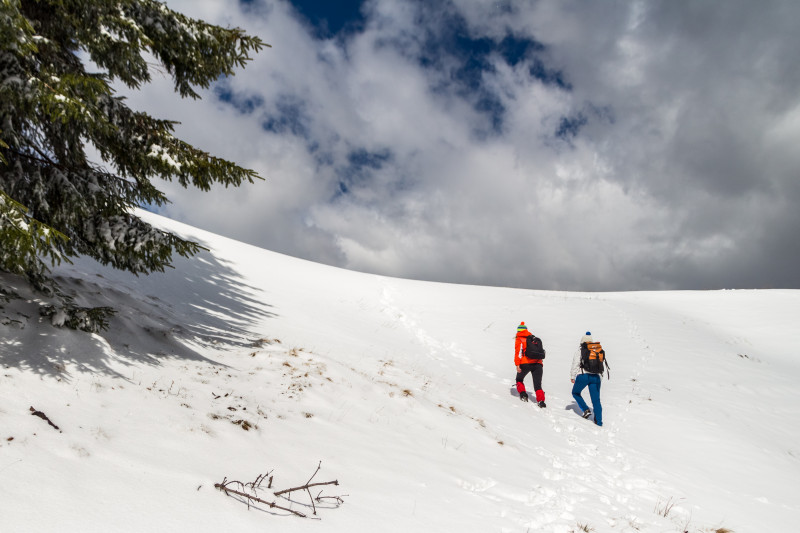 turisti la munte romania vacanta iarna