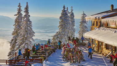 turisti la munte vacanta de iarna