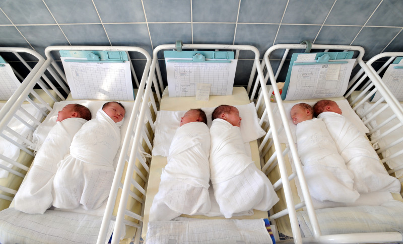 bebelusi nou-nascuti maternitate sarmalute shutterstock_249436663