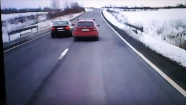 Șoferul din mașina roșie îl depășește pe cel din mașina neagră, pe partea dreaptă.