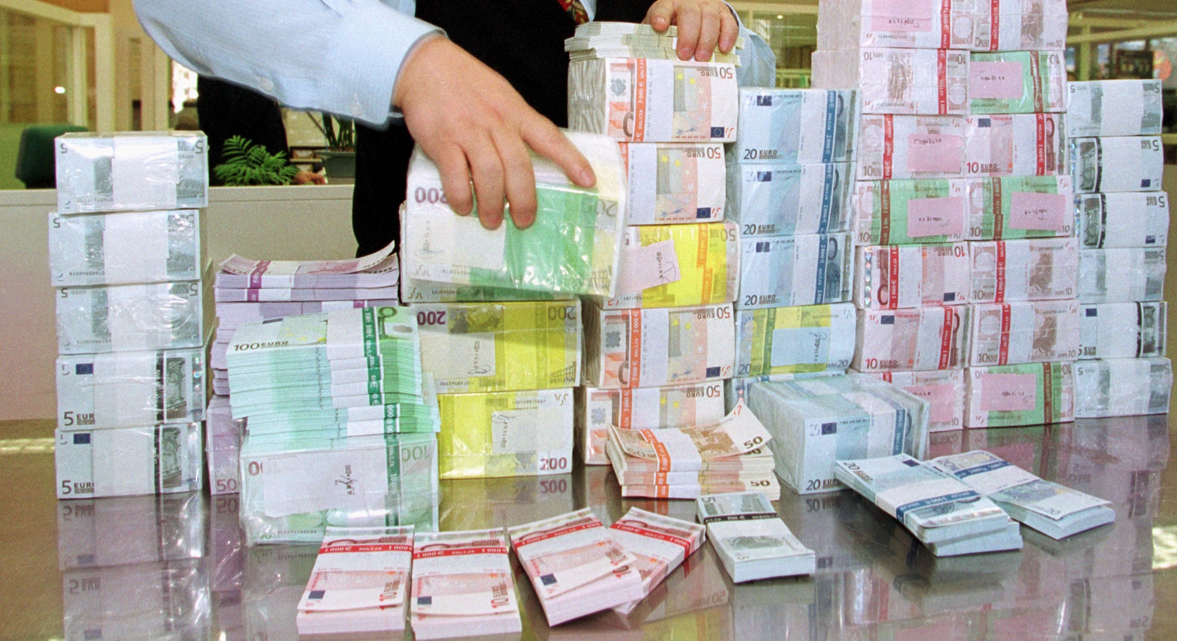Euro depaseste si 4,71 lei, nou record istoric. Leul, la minim si fata de dolar