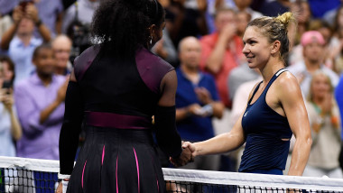 serena williams da mana la fileu cu simona halep