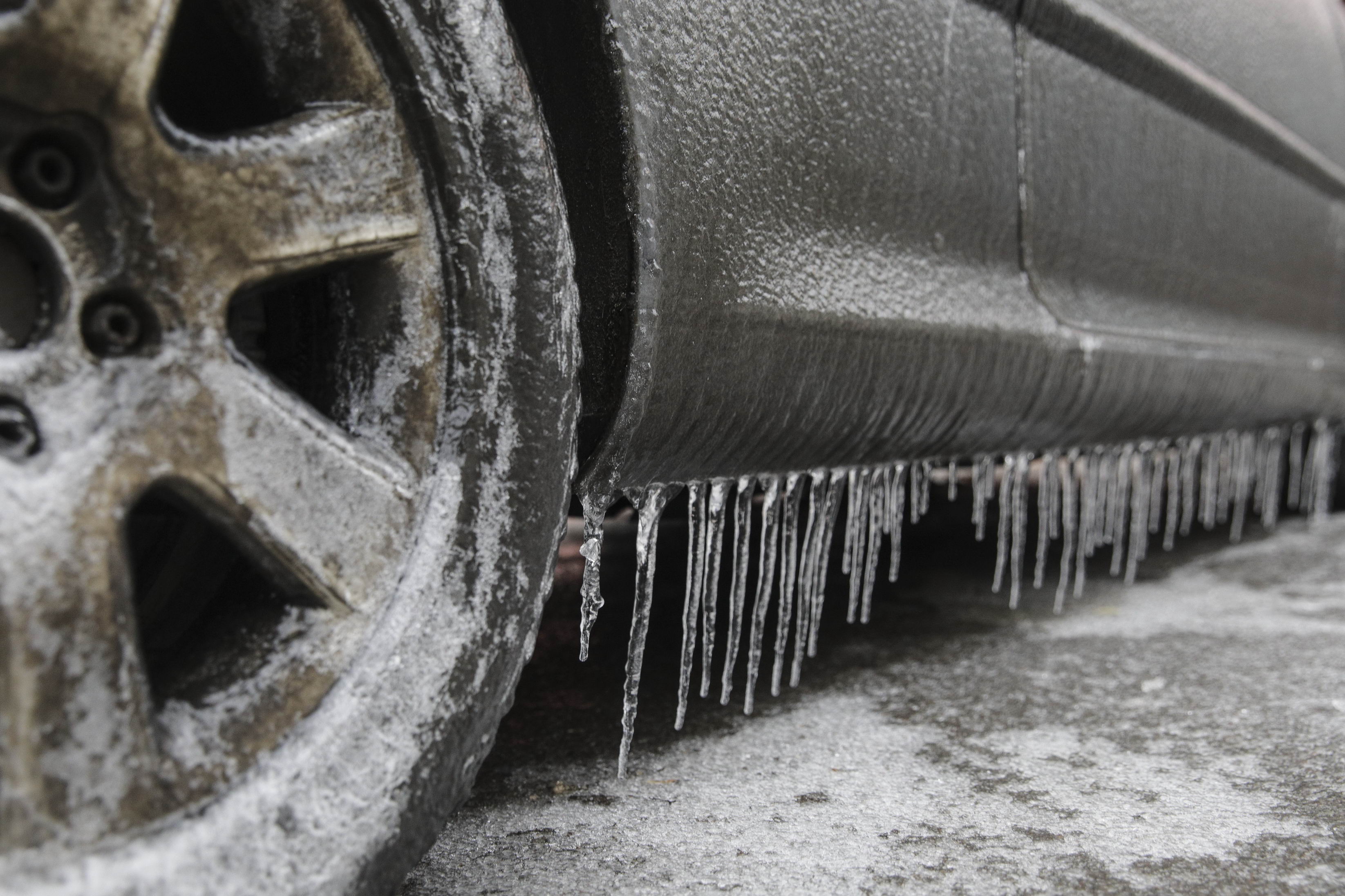 Ploaie îngheţată pe drumuri în Oltenia. Avertismentul CNAIR pentru șoferi: „Risc ridicat de derapaje, chiar şi la viteze mici”