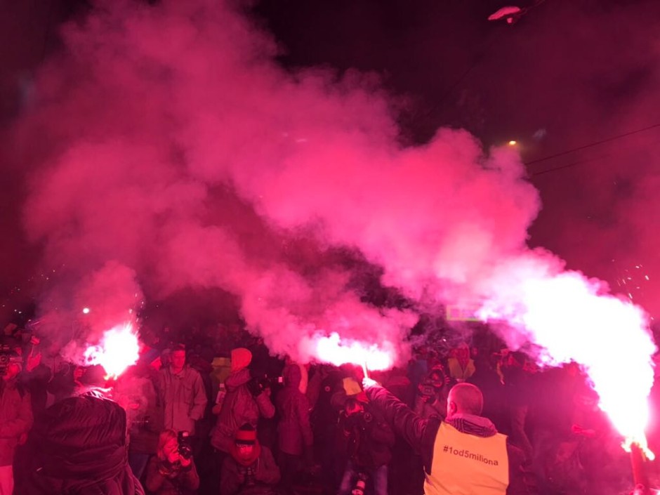 Proteste violente, cu torțe și petarde, în Serbia. Două tabere s-au confruntat: susținătorii lui Vucic cu manifestanții anti-Guvern