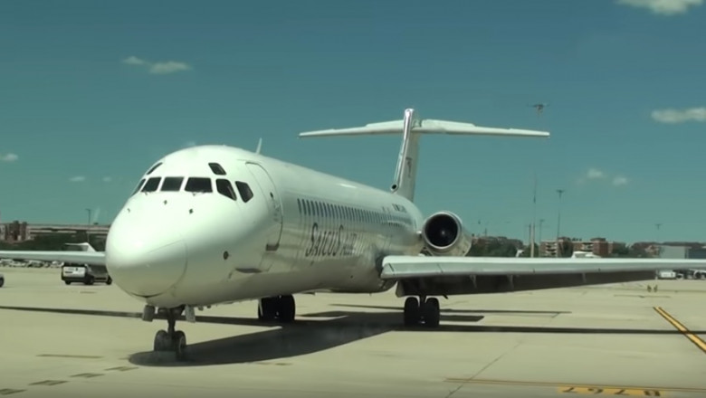 Un avion MD-87 e abandonat de nouă ani pe Aeroportul Adolfo Suarez din Madrid-Barajas