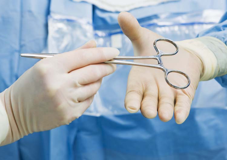 Fetița de trei luni din Roman a fost înjunghiată de zece ori de tatăl ei. Medicii care au operat-o sunt rezervați în privința stării ei