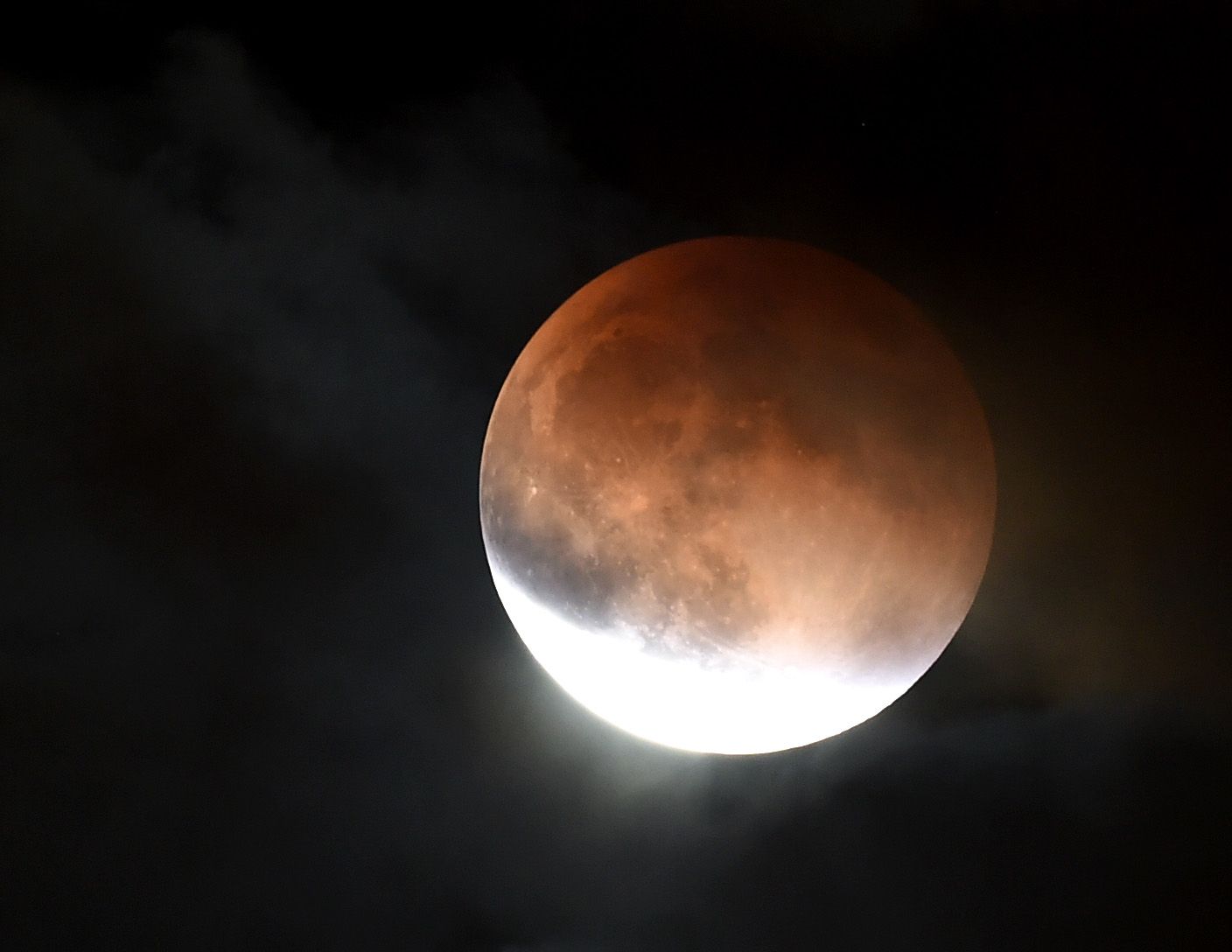 Eclipsa totala de Luna. Punctul maxim in Romania a fost la ora 7:12