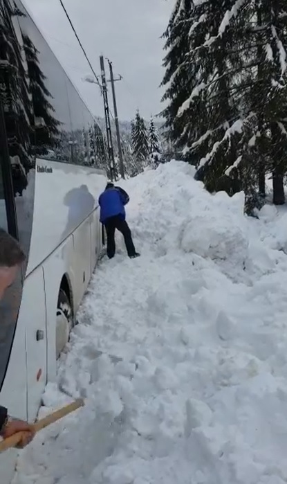 VIDEO. Autobuz blocat langa Stana de Vale, deszapezit de jandarmii montani