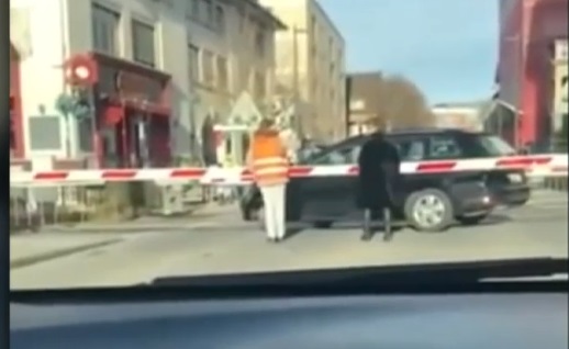 Un barbat care ajuta o şoferiţa blocata pe calea ferata, lovit de tren