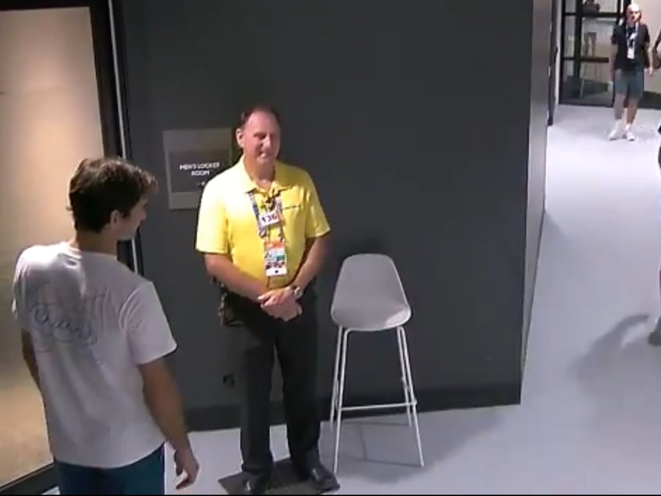 Momentul amuzant in care Federer nu este lasat in vestiarele AusOp pentru ca nu avea legitimatia la el