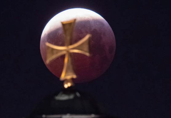 GALERIE FOTO. Imagini spectaculoase cu „SuperLuna sangerie a lupului”