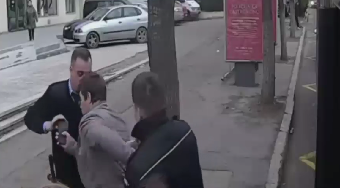 Un constantean care asculta muzica tare la telefon in autobuz, incatusat de politisti