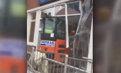 Razbunarea unui muncitor neplatit: A distrus cu excavatorul cladirea la care lucrase