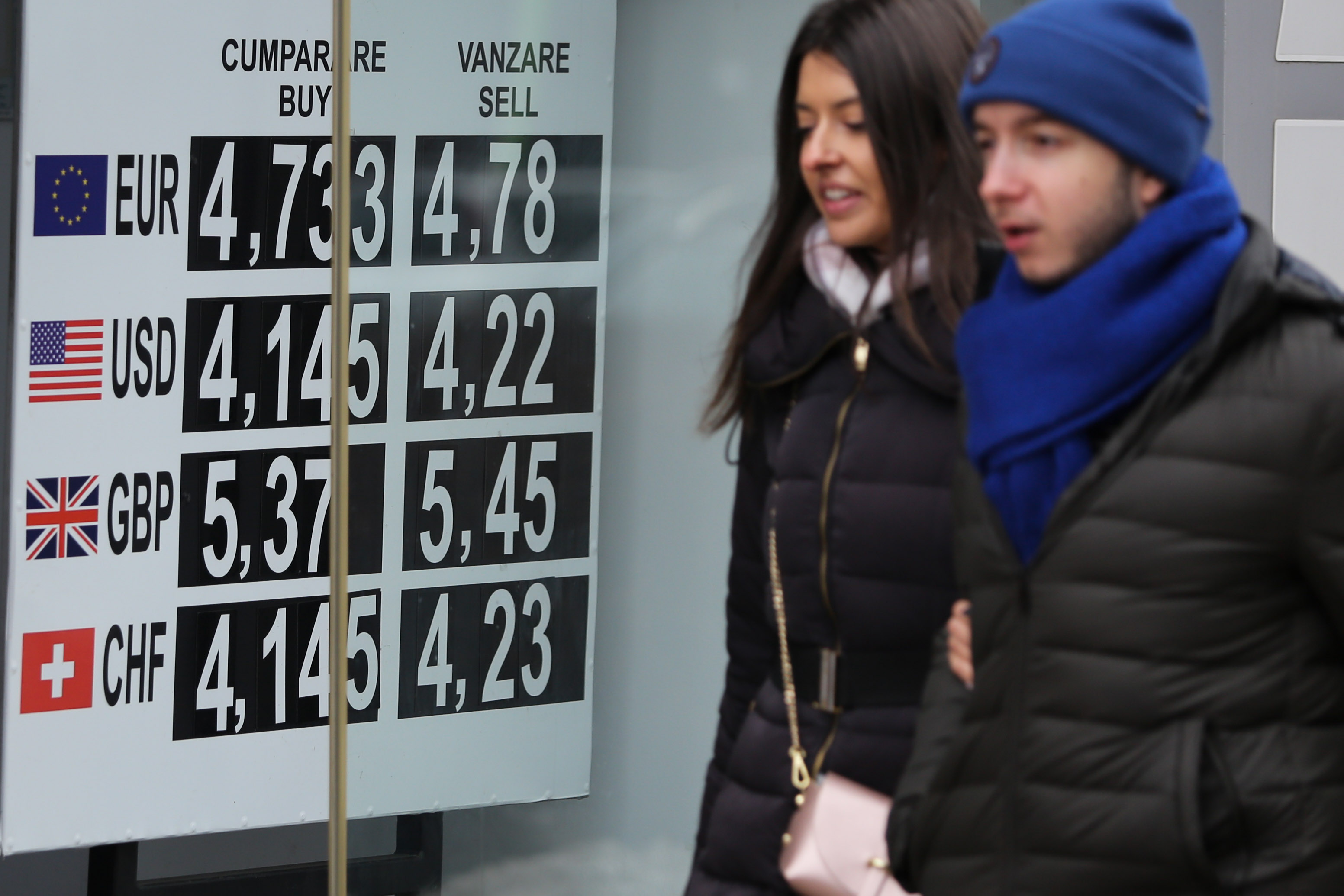 Analistii financiari estimeaza o depreciere semnificativa a leului. Cat vom plati pentru un euro pana la sfarsitul anului