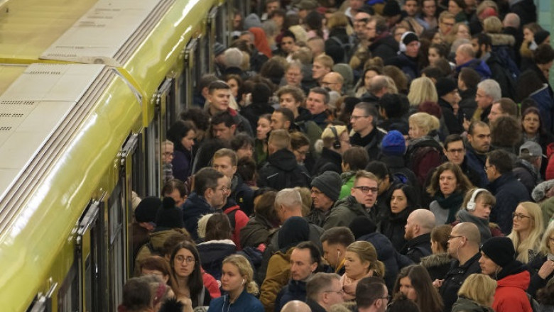 metrou, statie metrou, oameni, aglomeratie metrou