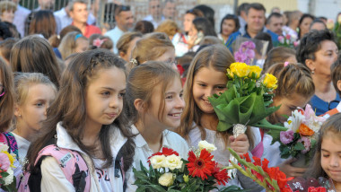Structură an școlar 2019 - 2020, deschidere an scolar, curtea scolii. elevi in careu, elevi cu flori