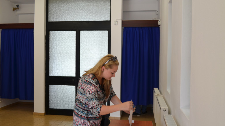 O femeie cu cetatenie romana voteaza la sectia amenajata la Ambasada Romaniei din Sofia, singura in care romanii aflati pe teritoriul Bulgariei pot sa-si exercite dreptul la vot pentru alegerile europarlamentare din 25 mai 2014.