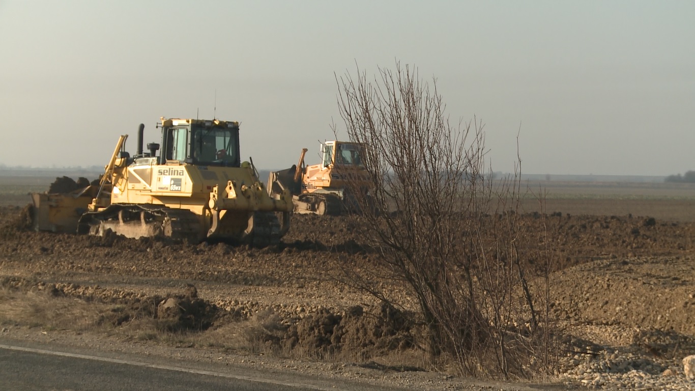 Șoseaua de centură care face legătura cu rețeaua de autostrăzi din Ungaria e blocată de cinci situri arheologice. Lucrările s-au oprit