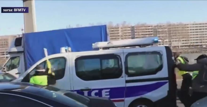 VIDEO. Echipaj de poliţie sub asaltul „vestelor galbene
