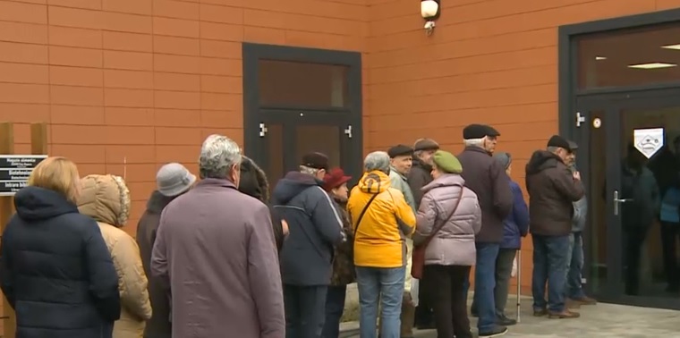 La o universitate din Cluj-Napoca, pensionarii stau la coada de la 7 dimineaţa