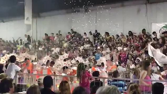 VIDEO. O scena s-a prabuşit la un carnaval din Argentina. Zeci de oameni au fost raniţi
