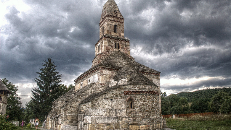 XIII_century_church_from_Densuş