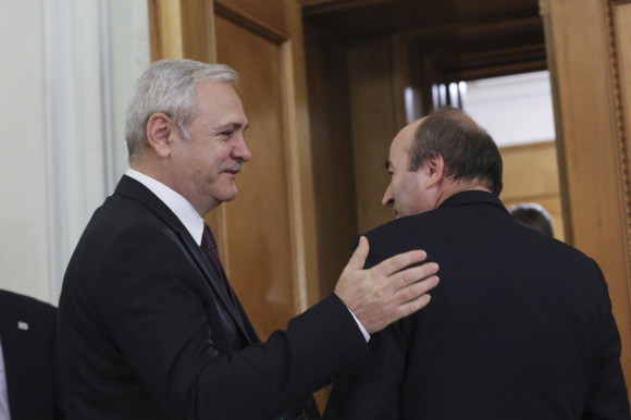 dragnea il bate pe umar pe tudorel toader ED_id102243_inquam_photos_george_calin