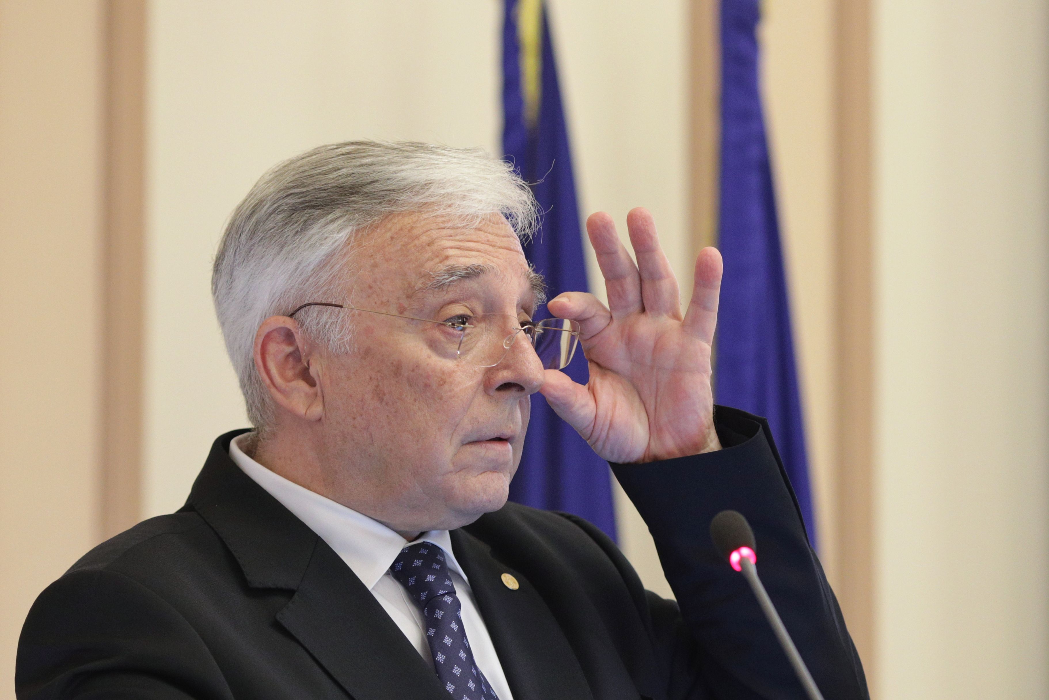 Ce salariu are Mugur Isarescu, guvernatorul BNR