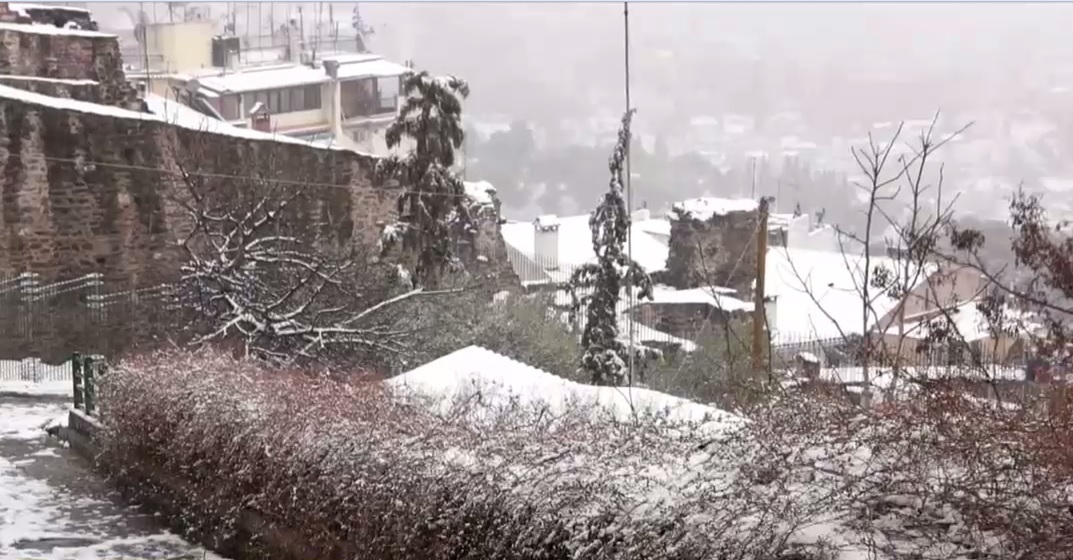 Cod roșu de furtună în Grecia. Ploi torențiale și vânt puternic s-au abătut asupra Atenei. În centrul țării, a lovit viscolul