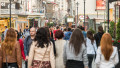 femei oameni pe strada bucuresti romania_shutterstock_284113175