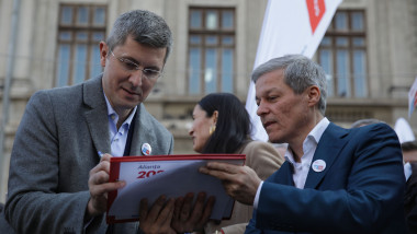 Dan Barna si Dacian Ciolos semneaza lista pentru alegeri