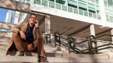 tanar vorbeste telefon fericit shutterstock_1312829801