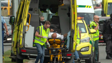Un rănit în atacul armat din Noua Zeelandă este transportat la spital
